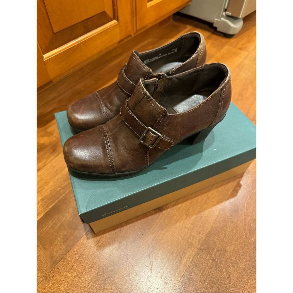 Woman’s leather Clarks bendable’s size 8 with original shoebox
